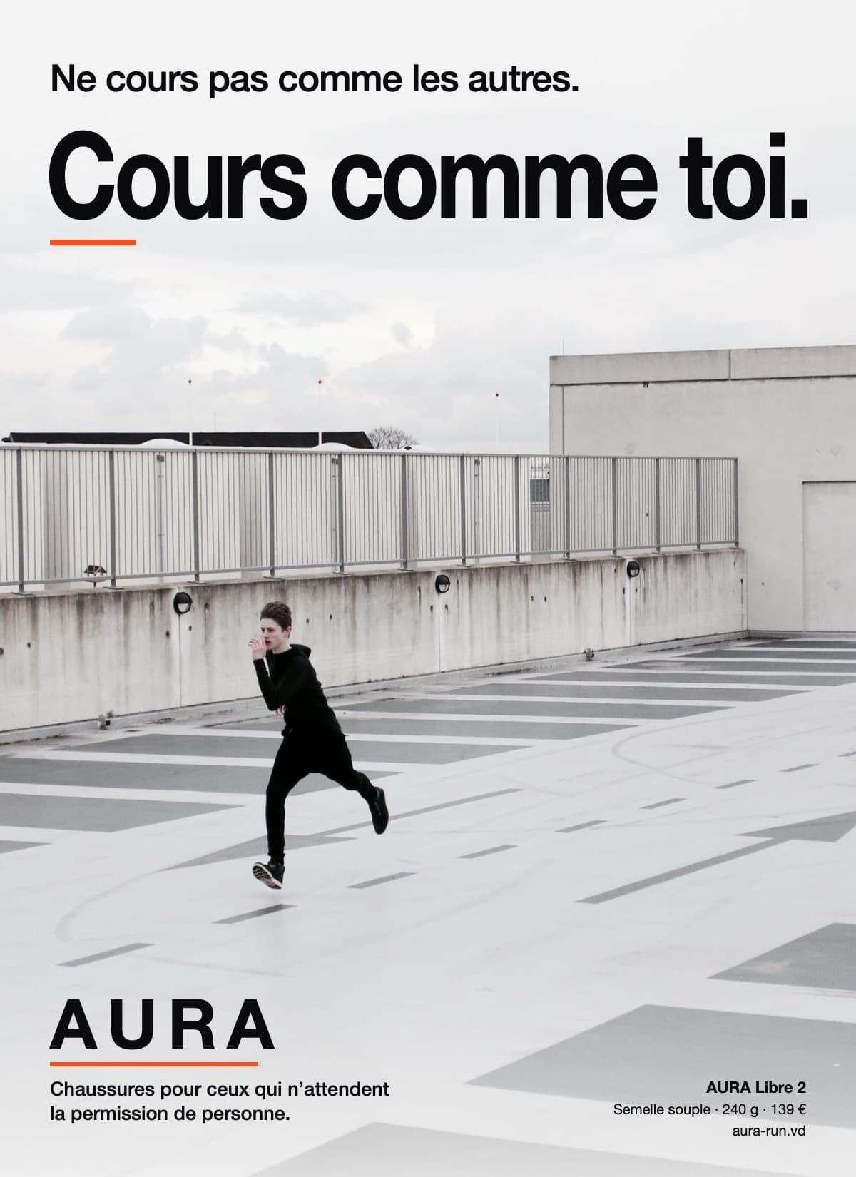 Publicité magazine pleine page pour la marque de baskets AURA. Photographie : sur le toit vide d’un parking gris, une silhouette tout en noir court seule vers la gauche, à contresens des flèches blanches peintes au sol, qui pointent vers la droite. En haut, sur le ciel blanc : « Ne cours pas comme les autres. », puis, en très gros caractères noirs, « Cours comme toi. », souligné d’un trait orange. En bas à gauche, le logo « AURA » et la signature « Chaussures pour ceux qui n’attendent la permission de personne. » ; en bas à droite, en petit : « AURA Libre 2 · Semelle souple · 240 g · 139 € · aura-run.vd ».
