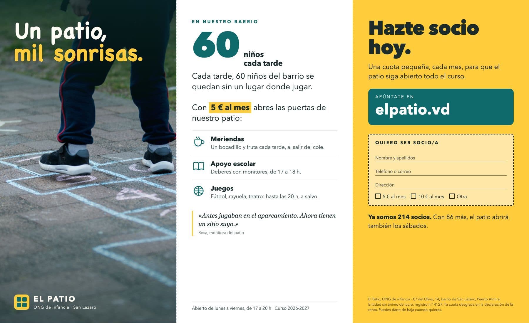 Folleto tríptico abierto, con sus tres paneles uno al lado del otro. Izquierda, la portada: la foto de las piernas de un niño (no se le ve la cara), con pantalón azul marino y zapatillas negras, saltando sobre una rayuela pintada con tiza azul en el suelo de un patio; arriba, en letra de tiza, «Un patio,» en blanco y «mil sonrisas.» en amarillo; abajo, el logo «EL PATIO · ONG de infancia · San Lázaro». Centro, sobre blanco: «EN NUESTRO BARRIO», la cifra enorme «60» con «niños cada tarde», la frase «Cada tarde, 60 niños del barrio se quedan sin un lugar donde jugar.», luego «Con 5 € al mes abres las puertas de nuestro patio:» con «5 € al mes» resaltado en amarillo, tres puntos con iconos (Meriendas, Apoyo escolar, Juegos), una cita de «Rosa, monitora del patio» y el horario. Derecha, panel amarillo: «Hazte socio hoy.» en letras grandes, una caja verde con «APÚNTATE EN elpatio.vd», un cupón recortable con líneas para rellenar y casillas de cuota, la frase «Ya somos 214 socios. Con 86 más, el patio abrirá también los sábados.» y, al pie, letra pequeña con la dirección y el registro.